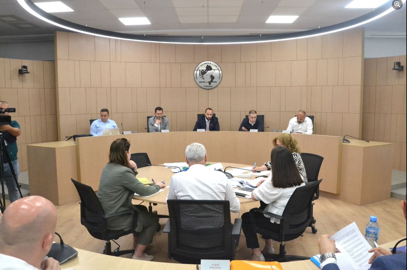 KAS rrëzon kërkesën e 'BF' për të shpallur të pavlefshme kutinë e votimit në burgun e Rrogozhinës