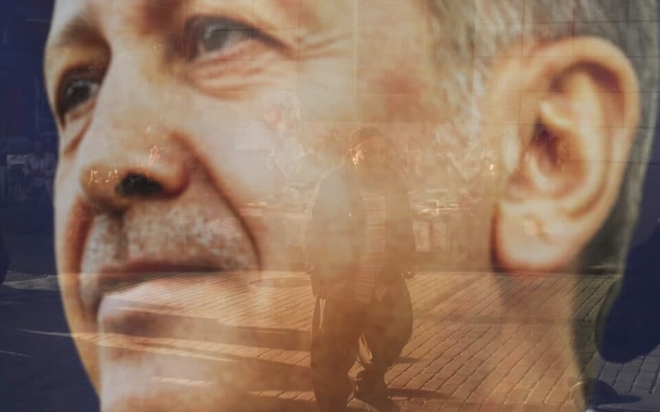 Në burg për mustaqet e Erdoganit