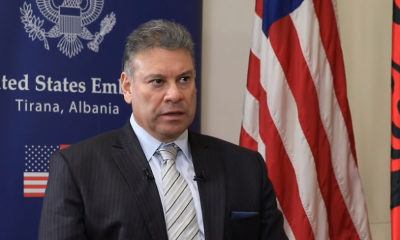 Escobar: Më shumë autonomi serbëve në veri, që Kosova të pranohet në NATO e BE