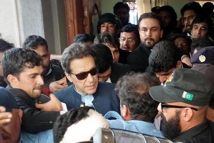 Pakistan, ish-Kryeministri Khan akuzohet për vrasje
