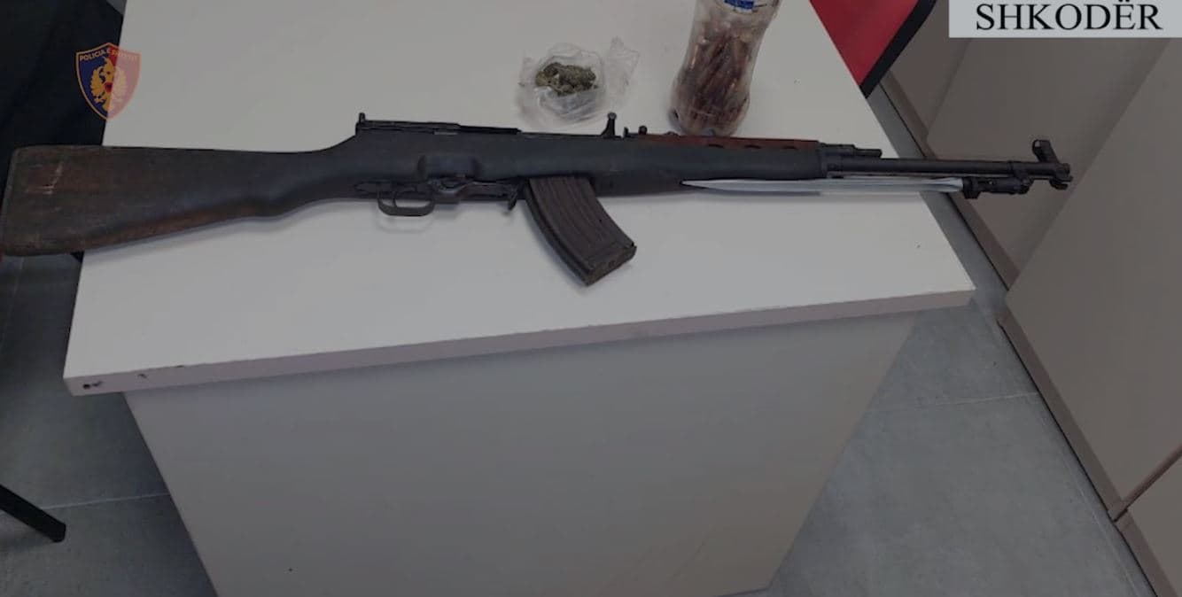Kanos me armë xhaxhanë për motive pronësie, pranga të riut në Shkodër