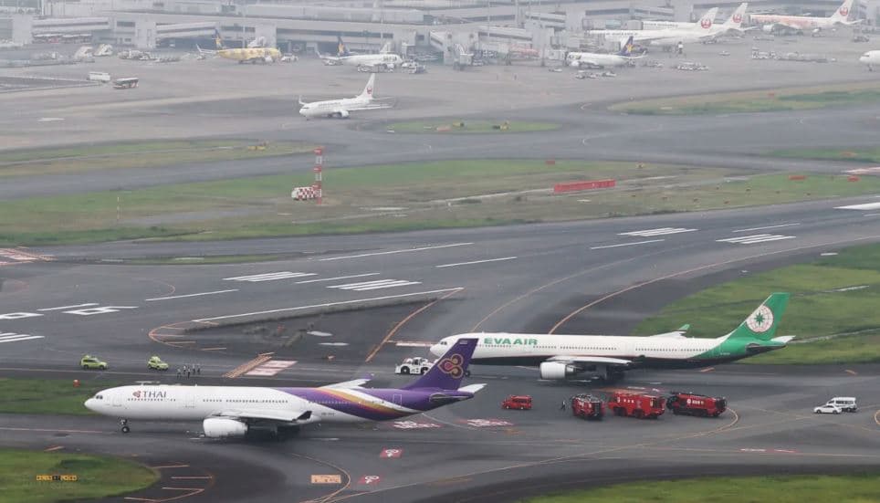 Aksidentohen dy aeroplanë në aeroportin e Tokios