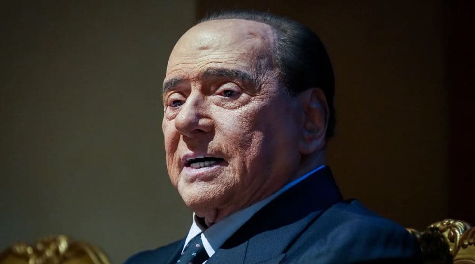Ish-kryeministri i Italisë Silvio Berlusconi, kthehet në spital