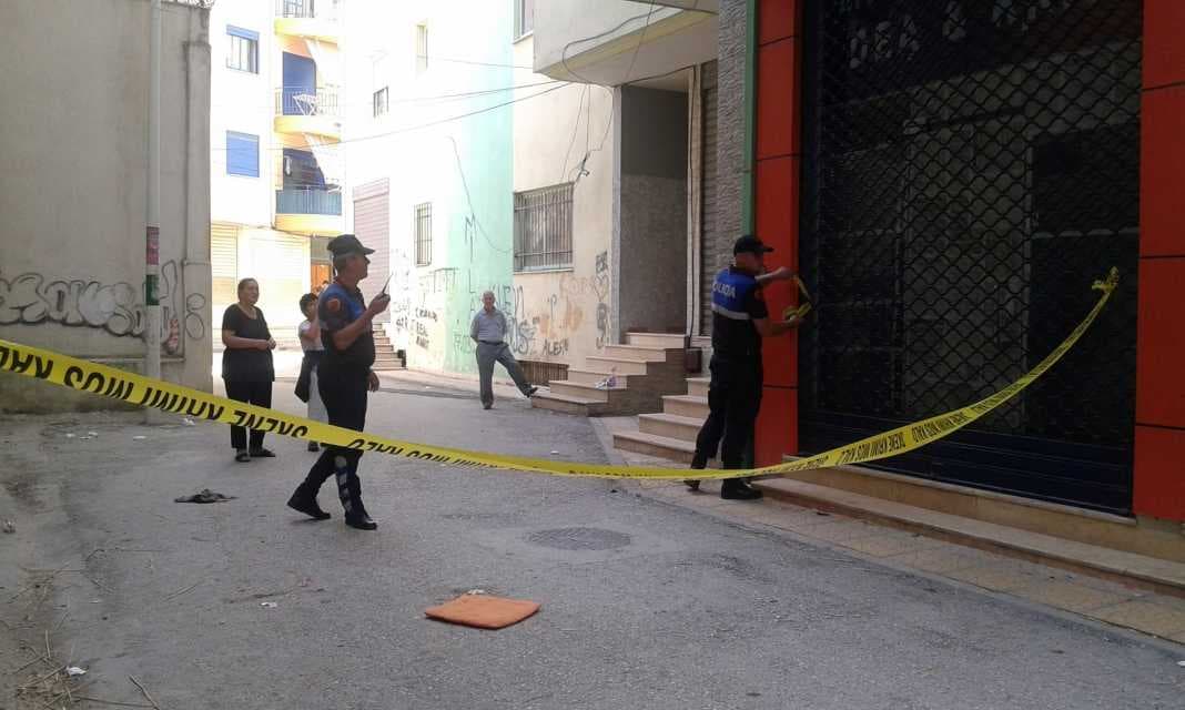 Lushnjë, hidhet nga kati i katërt i pallatit një vajzë e re