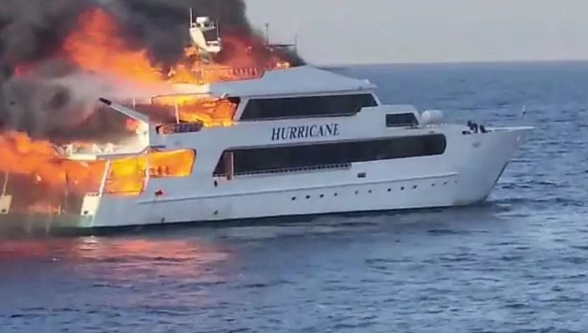 Zjarri përfshin bordin e një anije në Detin e Kuq, zhduken 3 turistë britanikë