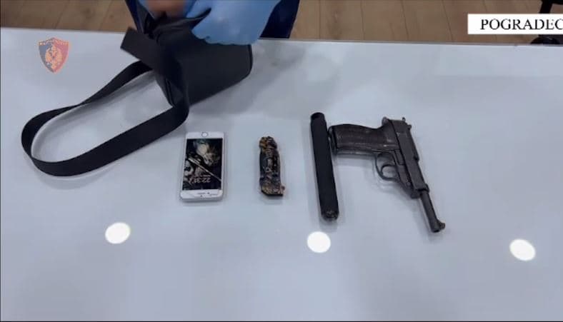 Lëvizte i armatosur, hedh pistoletën në lumë sa sheh policinë, kapet i riu në Pogradec 