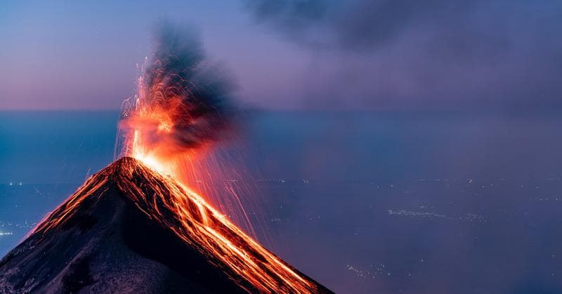 Vullkani Mayon në Filipine nxjerr llavë, mijëra të evakuuar 