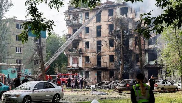 Ukrainë, 6 të vdekur dhe 25 të plagosur gjatë një sulmi në një ndërtesë banimi