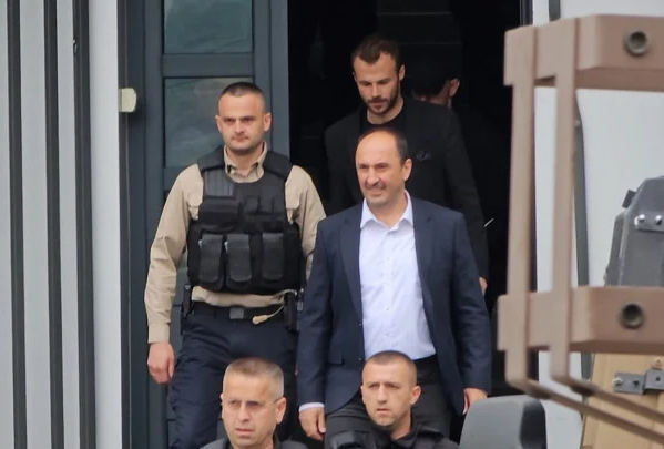    Ministri Aliu viziton kryetarin e ngujuar në Leposaviq, serbët e gjuajnë me vezë e ngjyrë të kuqe