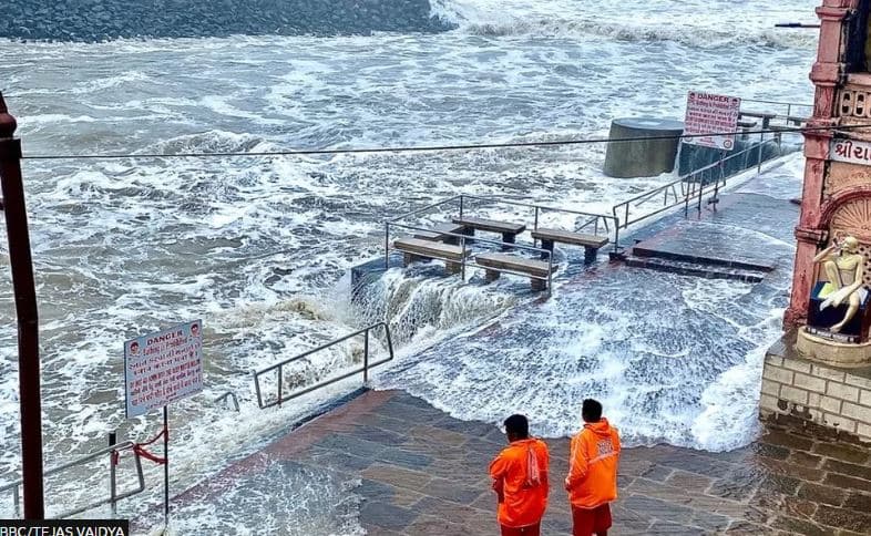 India dhe Pakistani përgatiten për ciklonin, evakuohen mijëra njerëz
