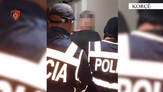 Kultivonin drogë në banesë dhe e shpërndanin në qytet, në pranga 2 të rinjtë në Korçë