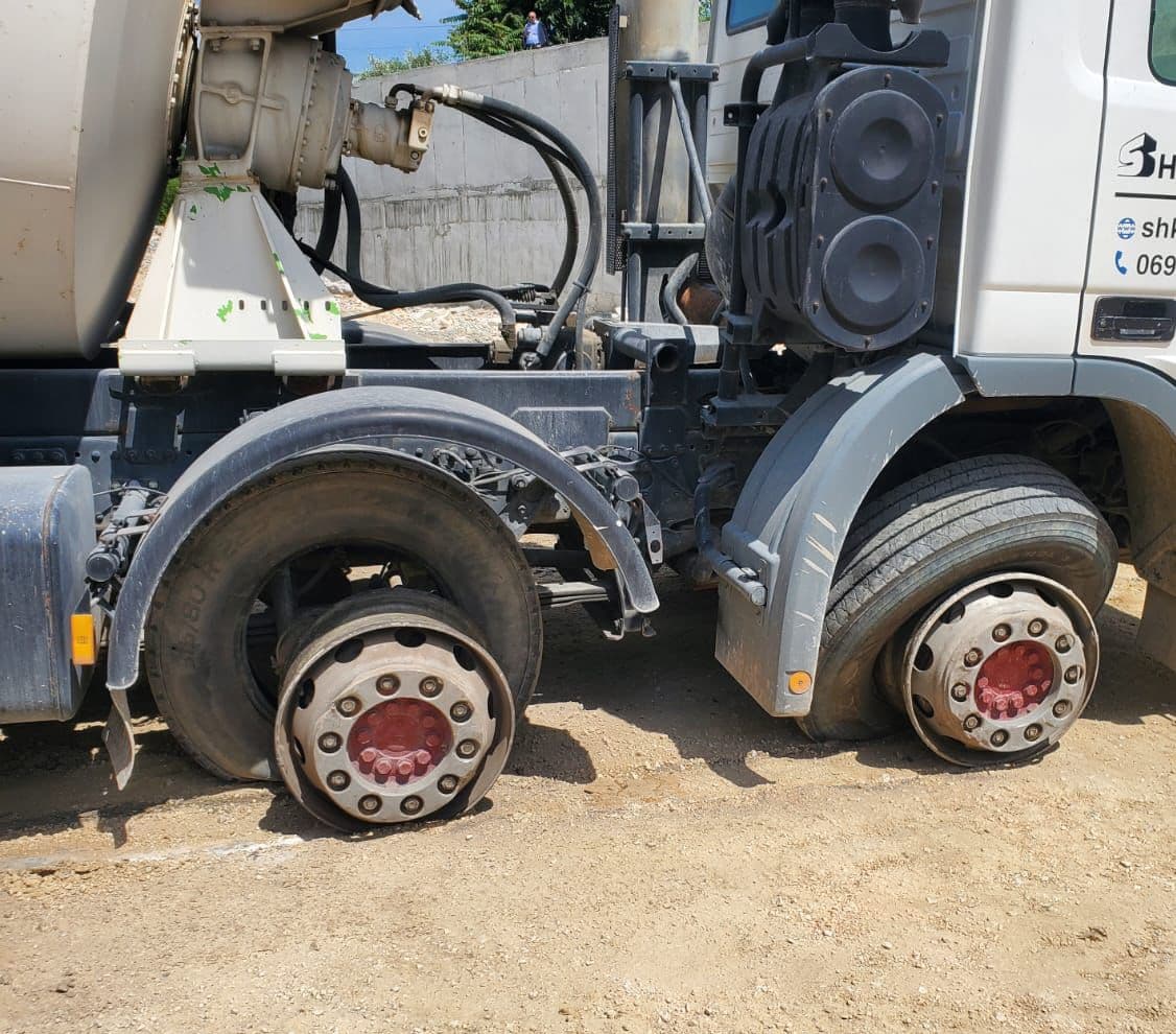 Nga shtylla e tensionit shkëputet teli i energjisë në zonën e Kinostudios, dëmton një betoniere