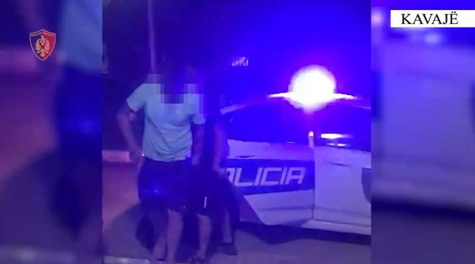 7 vjedhje në banesa në tre muaj, arrestohen dy shtetas në Kavajë 