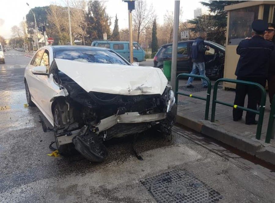 Aksident me vdekje në Tiranë/ Makina përplaset me anësoren, ndërron jetë 35-vjeçari