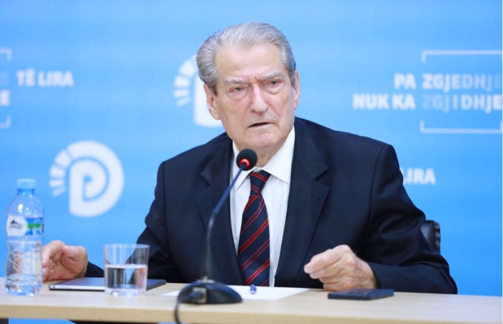Berisha: Gjykata me vendim të kontrolluar, shpalli gjithë Rrogozhinën të pavlefshme për një qendër votimi