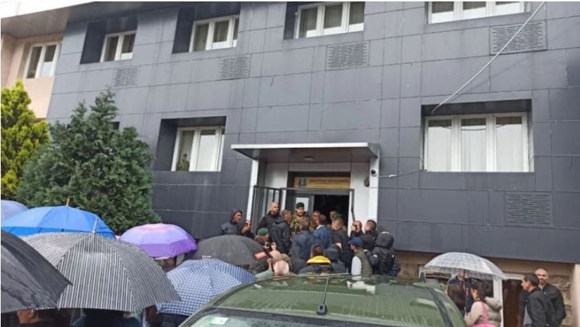 Leposaviq/ Protestuesit tentojnë të hyjnë me dhunë në komunë 