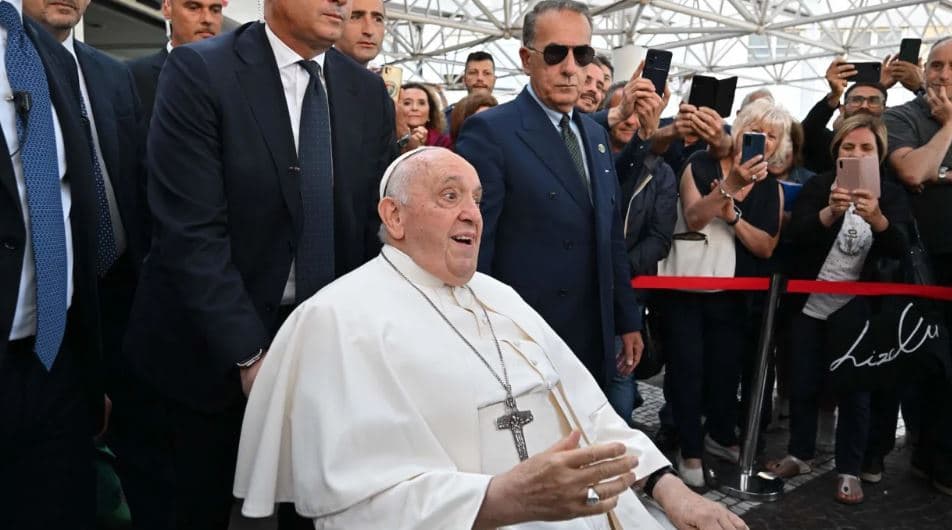 Papa Françesku del nga spitali në Romë pas operacionit