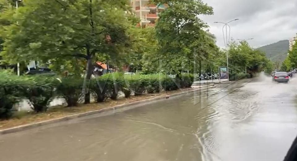 Pak minuta shi shkaktojnë përmbytje në disa zona në Vlorë 