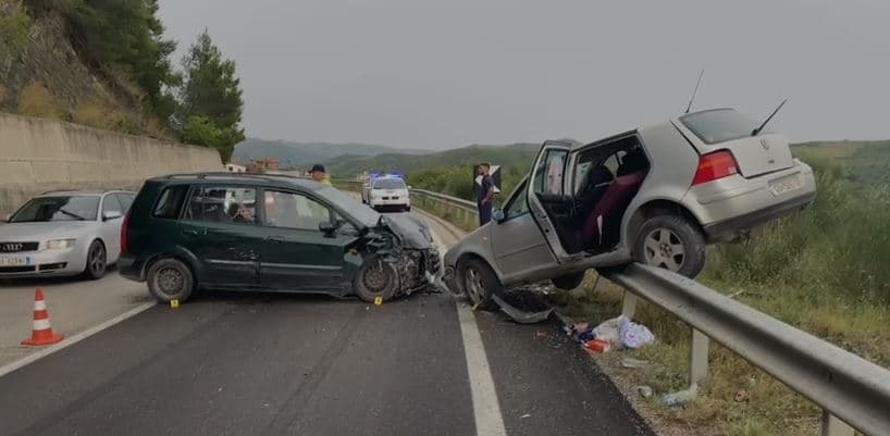 Aksident në Elbasan, vdes një fëmijë 8 vjeç, 6 të plagosur 