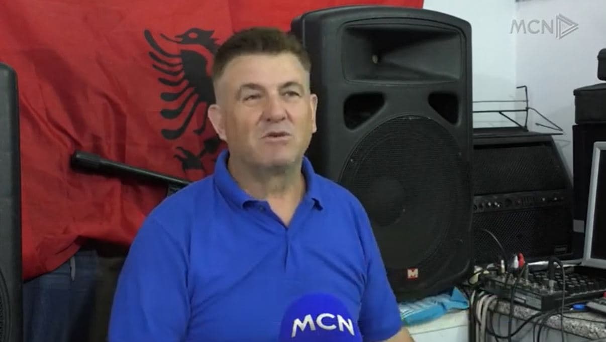 Muzikë live në berberhane/ Arjan Goxhaj prej 25 vitesh me dy profesione në një godinë (VIDEO)