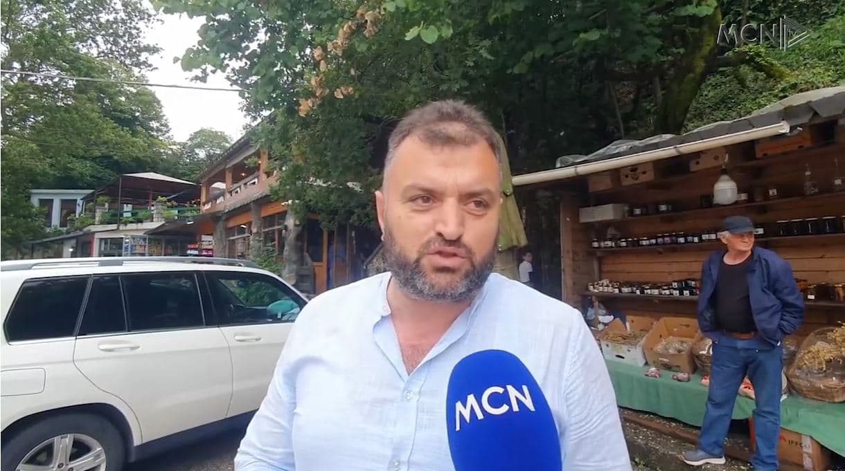 Shtohen turistët te ‘Uji i Ftohtë’/ Tregtarët: Shitje të pakta, shkak moti (VIDEO)