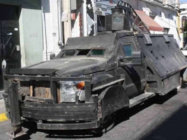 Autoritetet meksikane shkatërrojnë 14 makina të blinduara, të përdorura nga kartelet e drogës