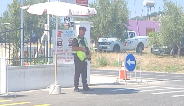 Lufta kundër terrorizmit dhe sulmet kibernetike/ Policia kontroll në kampin e Muxhahedinëve