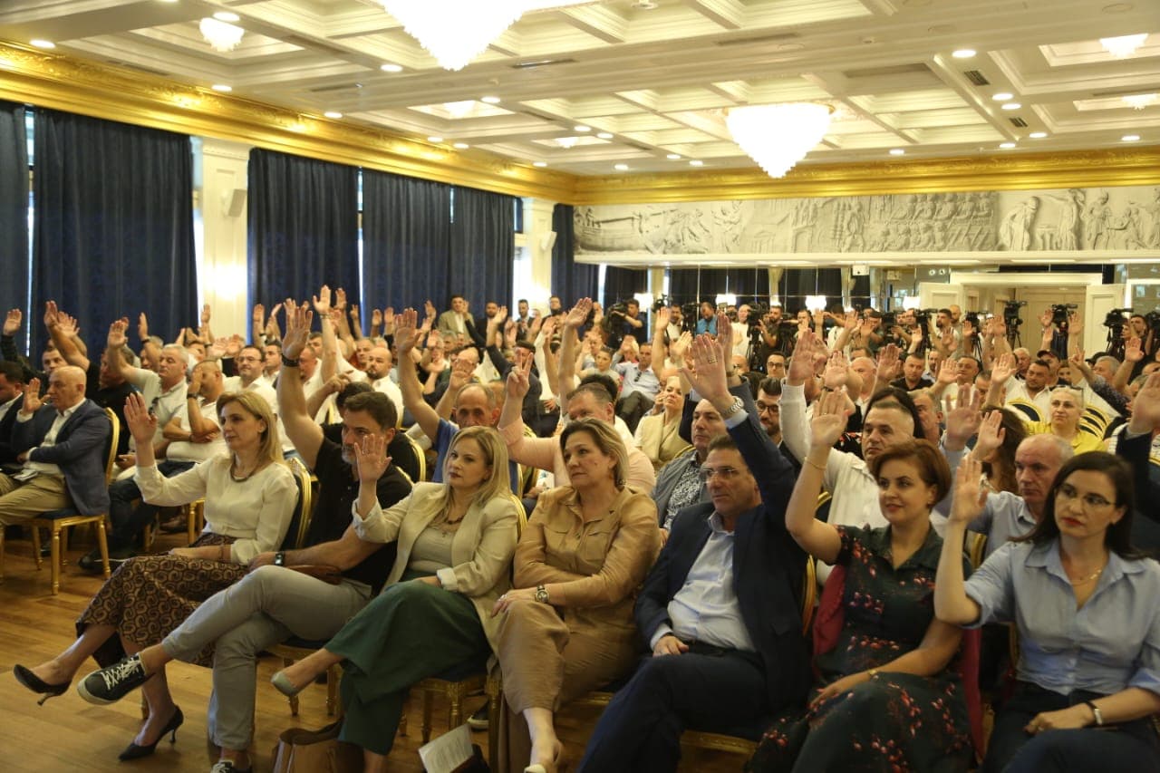              PD zyrtare mbledh me dyer të mbyllura Këshillin Kombëtar/ Miraton rezolutën për “ringritjen e PD-së”