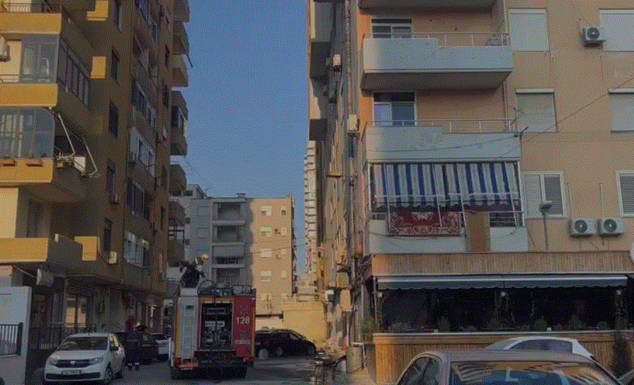 Marrin flakë tubat e aspirimit në një pallat në Durrës 