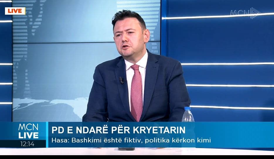 PD e ndarë për kryetarin, Hasa: Bashkimi është fiktiv, ndodh me demokratët dhe jo nga partitë