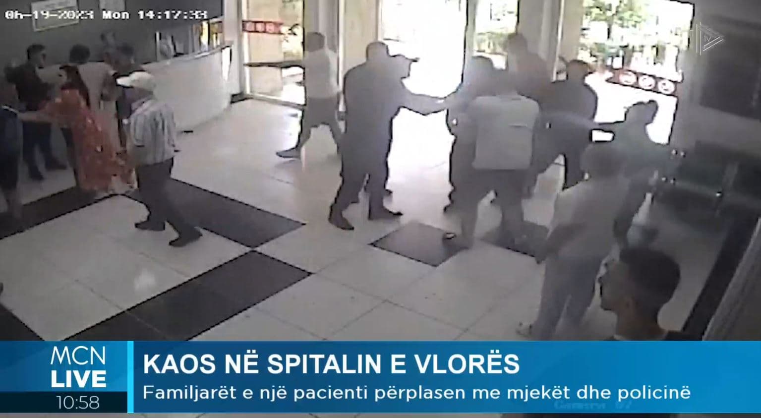 Kaos në Spitalin e Vlorës, familjarët e një pacienti përplasen me mjekët dhe policinë