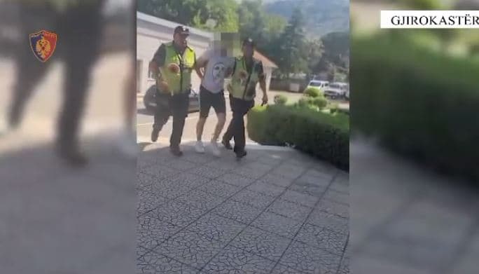 U kap  duke transportuar 5 emigrantë që do të kalonin ilegalisht kufirin, arrestohet 36-vjeçari në Gjirokastër 
