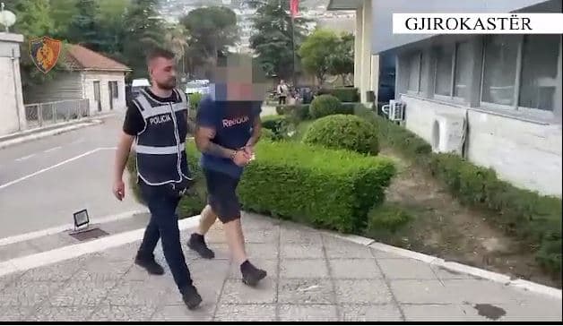 Transportonin 11 emigrantë të paligjshëm, arrestohet një person, hetohet një tjetër