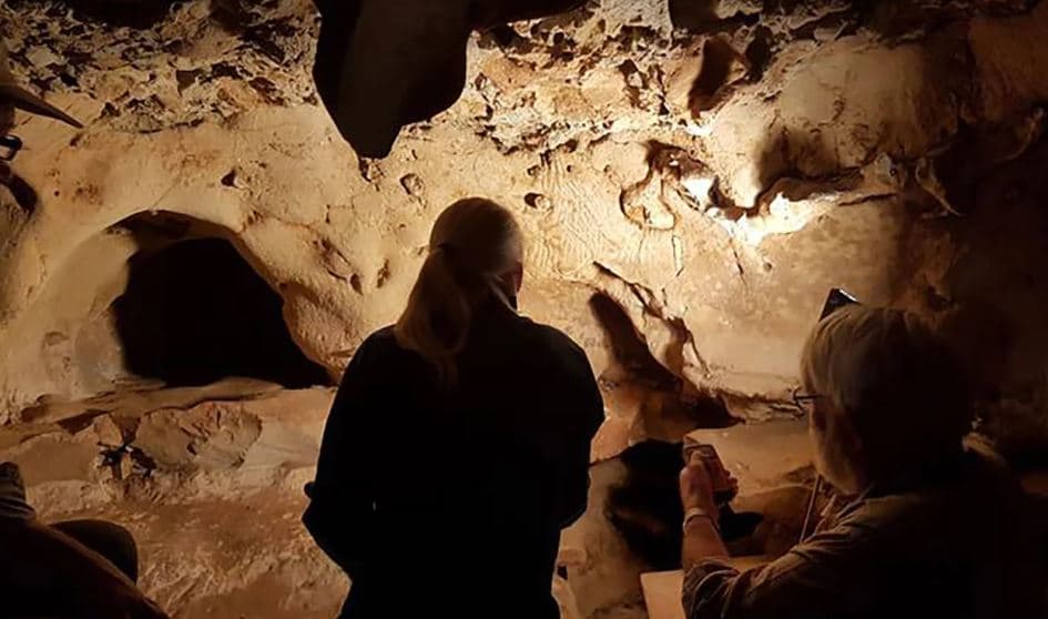 Shenjat në shpellat franceze mund të jenë gdhendjet më të vjetra të njohura nga Neandertalët