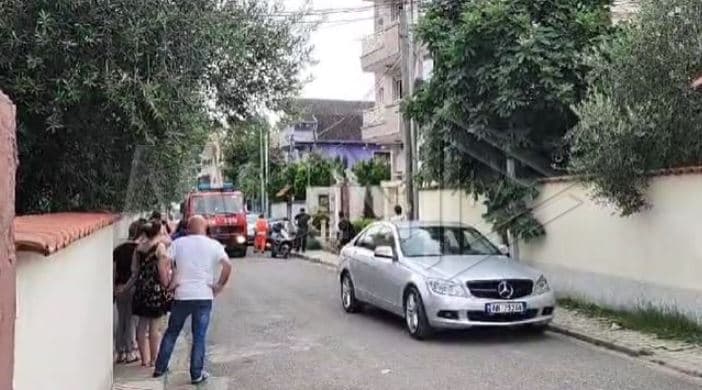 Përfshihet nga flakët kati i pestë i një pallati në Elbasan