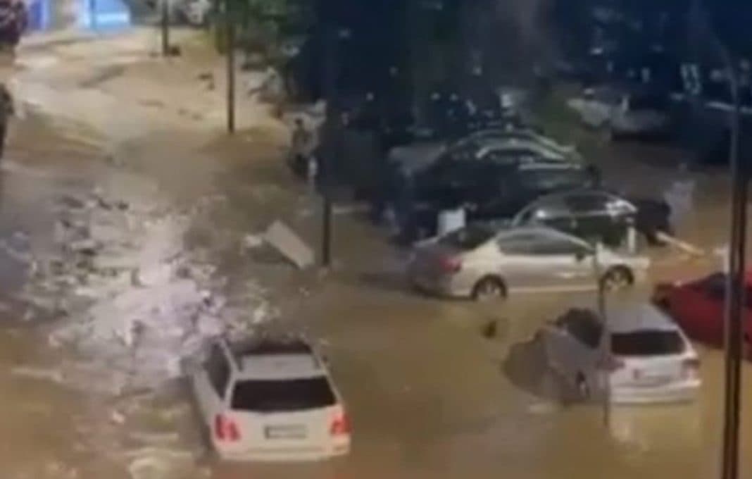 Përmbytjet në Pejë, humbin jetën nëna dhe fëmija 5-vjeç
