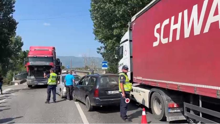 Aksident i trefishtë në aksin Lezhë -Shkodër, bllokohet qarkullimi për rreth një orë