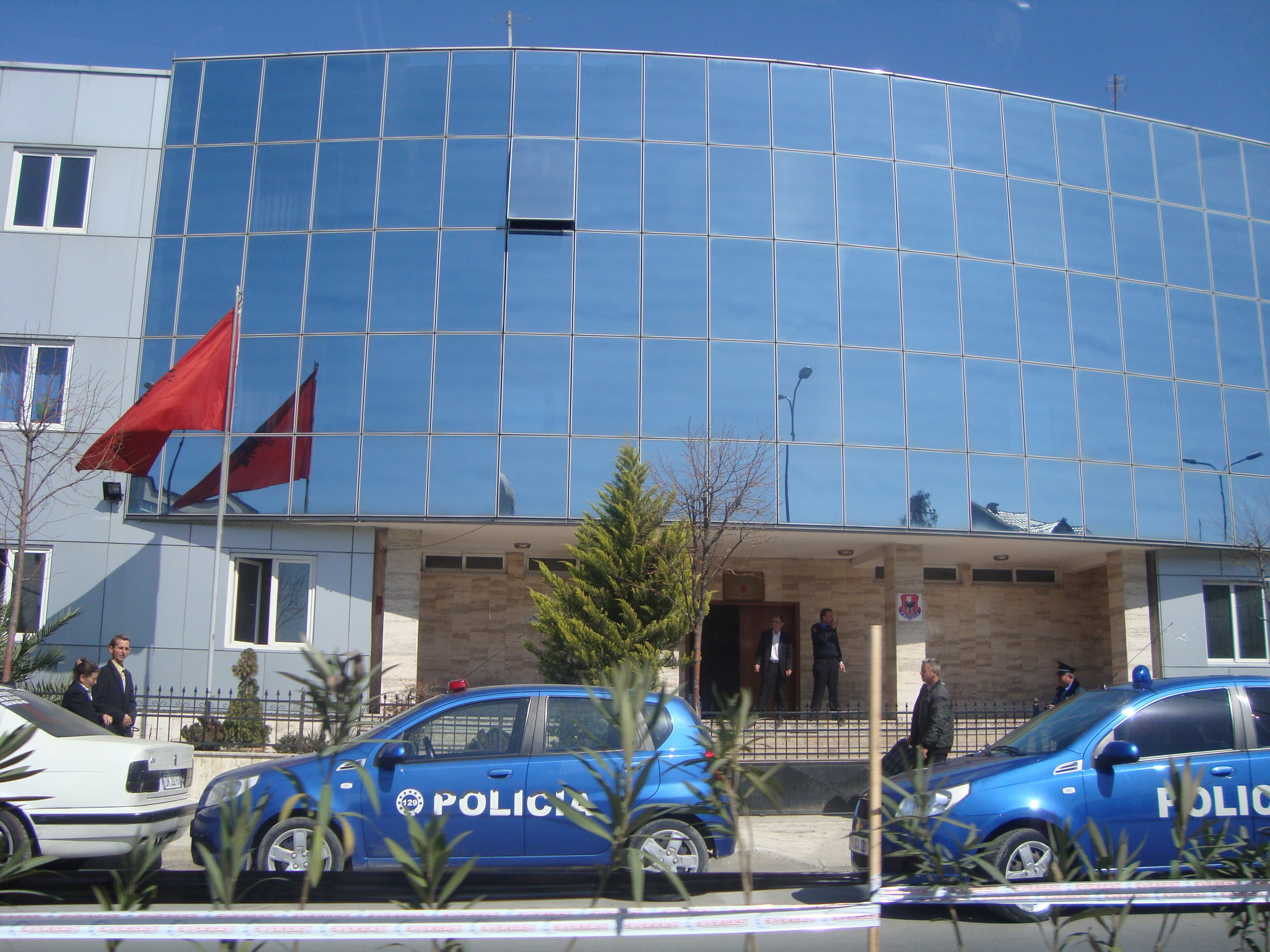 Grabitet një argjendari në Kamëz, autorët marrin bizhuteri dhe largohen