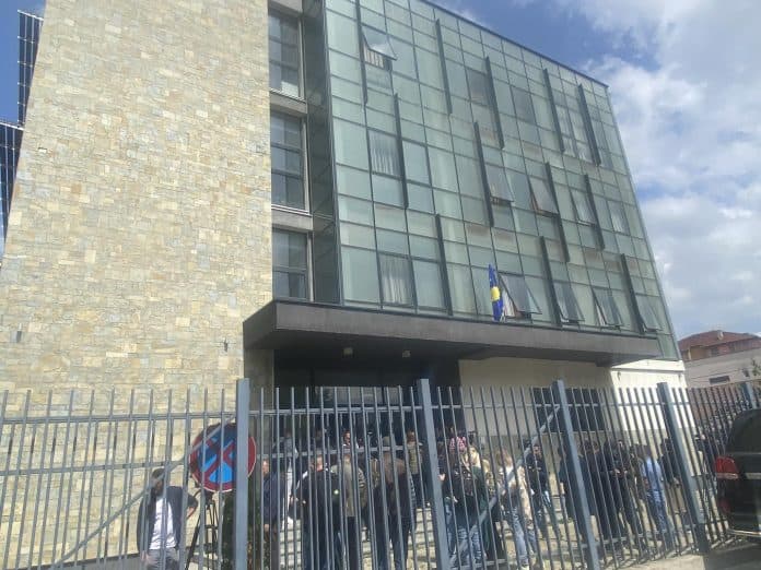 Sulmohet me granatë dore objekti i komunës në veri të Mitrovicës, dëmtohen dy vetura të Policisë