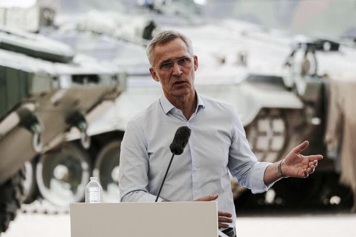 Stoltenberg: NATO e gatshme të mbrohet kundër Moskës apo Minskut