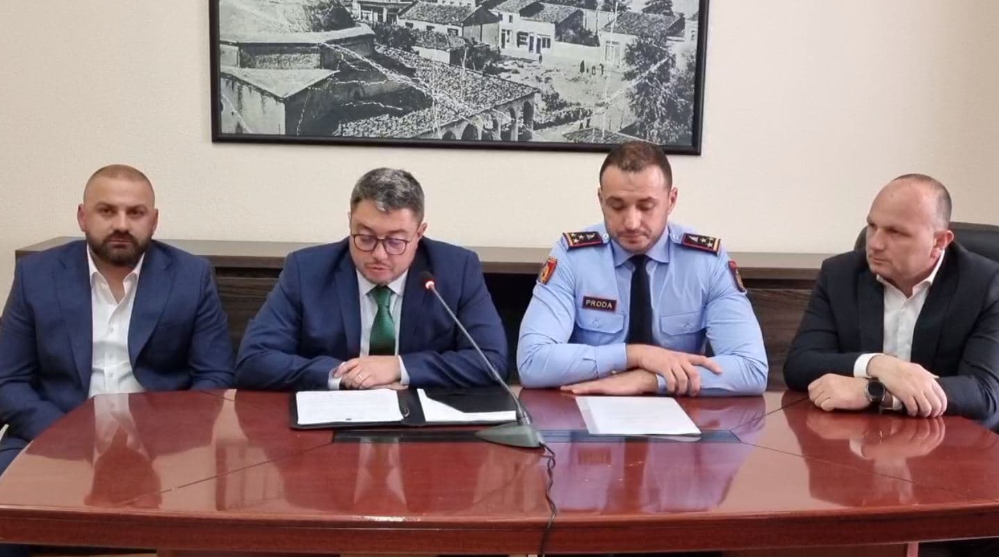 Aksioni antidrogë në Elbasan/ Policia: Janë lëshuar 52 urdhër arreste, mes të shoqëruarve edhe biznesmenë! Është sekuestruar kokainë, heroinë, armë dhe para