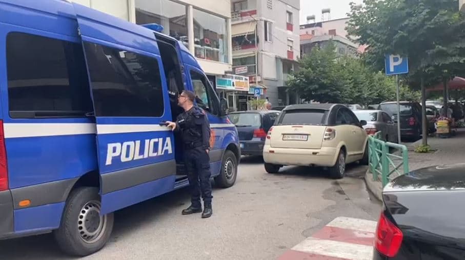 Aksion antidrogë në Elbasan, lëshohen  50 masa arresti, sekuestrohen armë, lëndë narkotike dhe para (VIDEO)