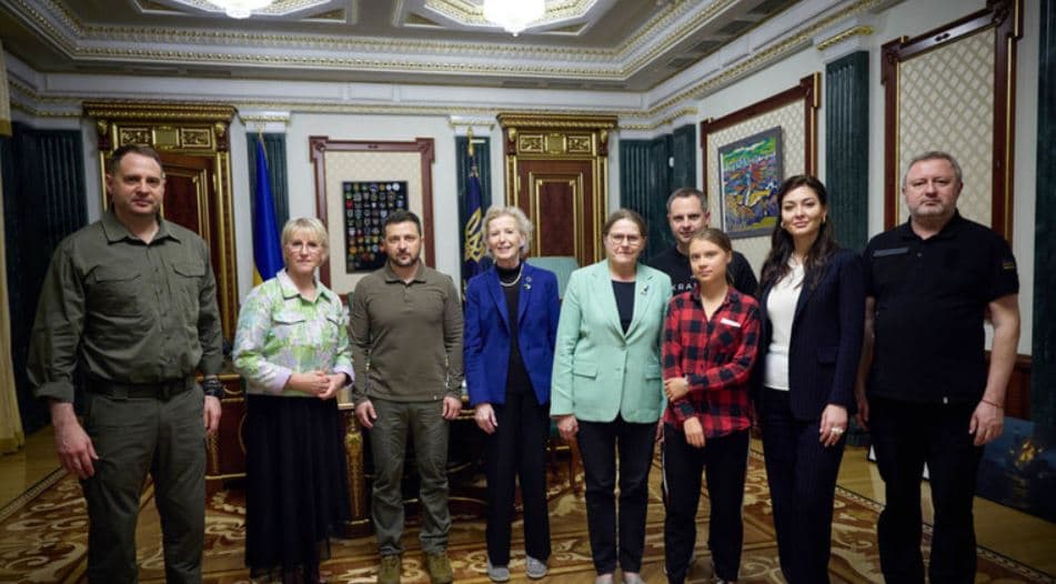 Greta Thunberg takon Zelensky-n, i ofron Ukrainës "ndihmë profesionale"