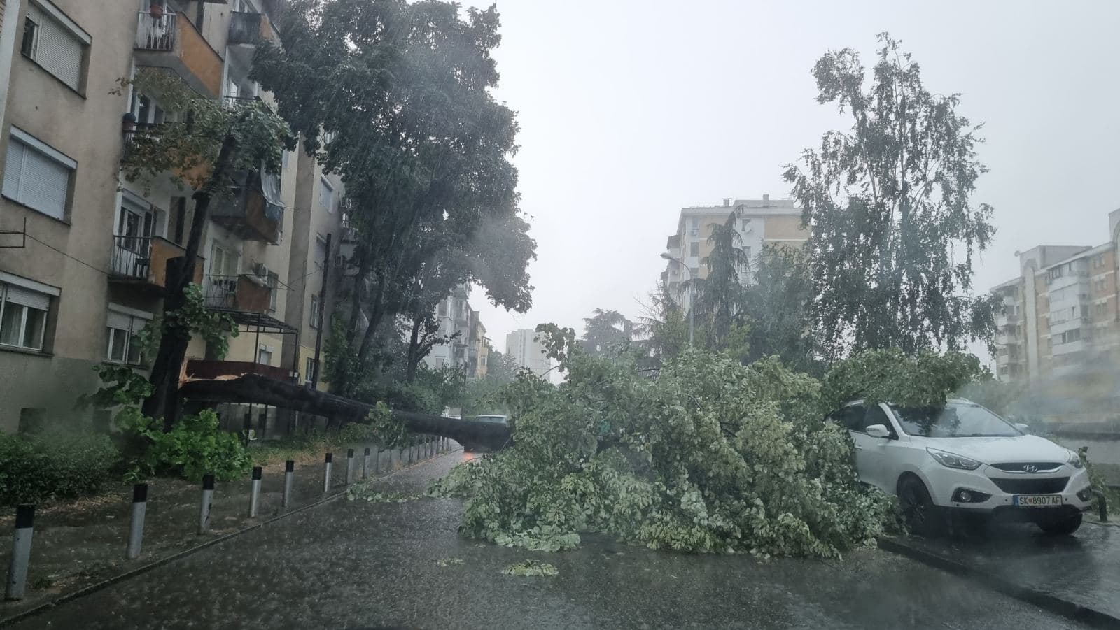 Stuhi e fuqishme në disa qytete të Kosovës, raportohet për dëme materiale