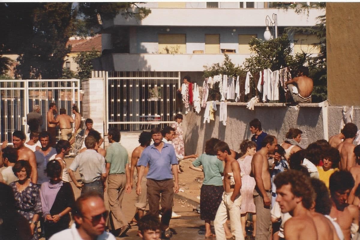 Eksodi shqiptar/ 33 vite më parë u rrëzua “Muri i Berlinit” në Tiranë