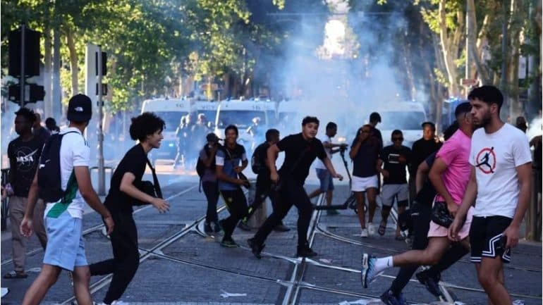 Trazirat në Francë, gjyshja e 17-vjeçarit të vrarë: Ndaloni protestat