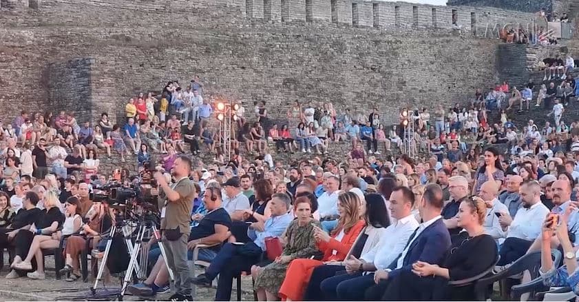 Nata finale e festivalit të Gjirokastrës/ Artistë shqiptarë dhe të huaj përcjellin emocionet e pjesëmarrjes
