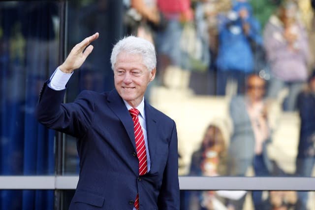 Ish-presidenti Clinton viziton Shqipërinë/ Do të nderohet me “Yllin e Mirënjohjes për Arritjet Publike”