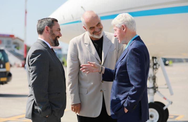 Bill Clinton në Tiranë, ambasada e SHBA: Moment domethënës për miqësinë e dy vendeve