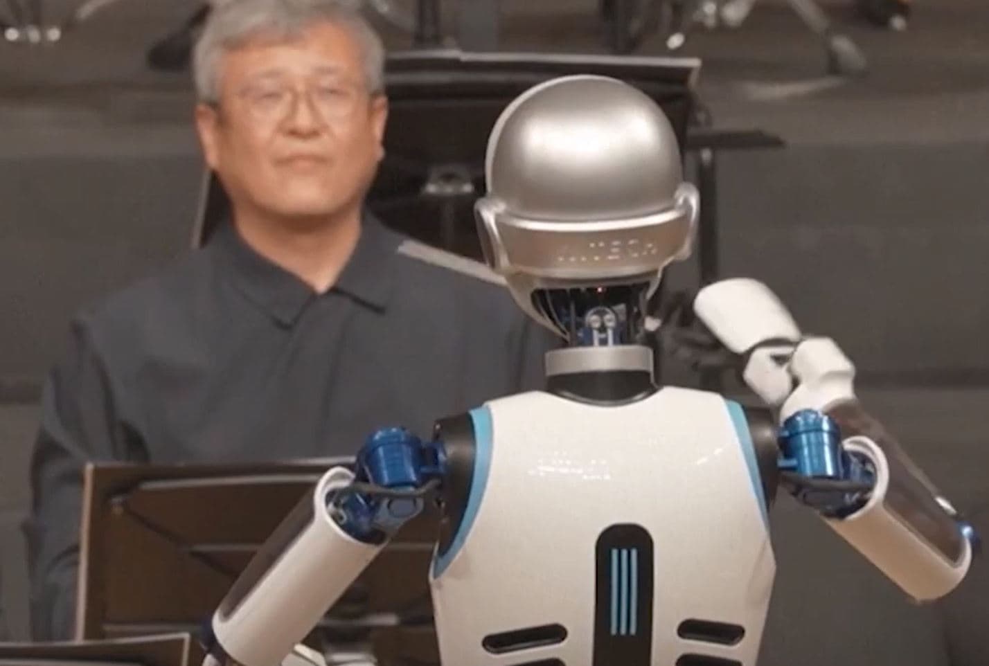 Roboti dirigjent “Ever 6” drejton 60 muzikantë të orkestrës së Koresë 